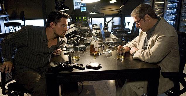 現地工作員フェリスと、電話一本で非情な指令を下すホフマン。2人はことあるごとに対立する