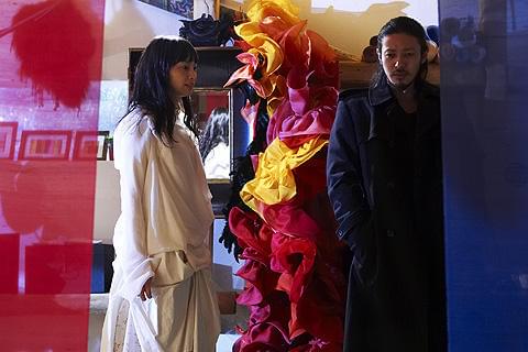 異なる言語の会話が最初は違和感を覚えるが…