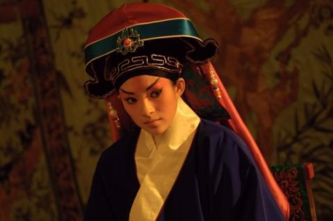 男形スター・孟小冬を演じるチャン・ツィイー