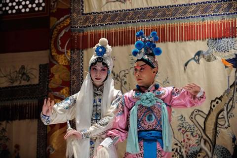 若き日の梅蘭芳を熱演したユイ・シャオチュン(左)