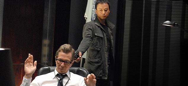 椎名演じるプロフェッショナルな暗殺者ジョン・レインが、陰謀に巻き込まれていく…