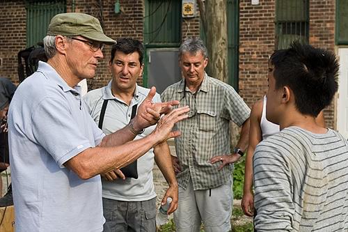 タオ役のビー・バンに演技指導する “監督”のイーストウッド