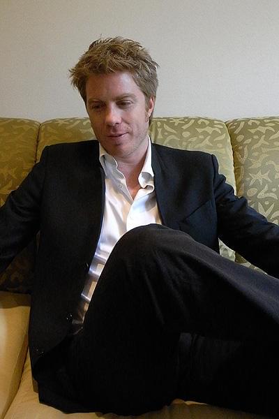 現在はパリが拠点。 映画監督には興味があるという