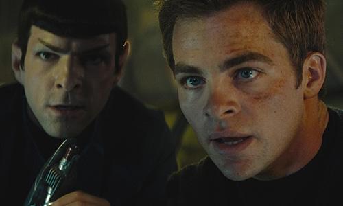 カークとスポック（左）がぶつかり合いながら ストーリーは進んでいく