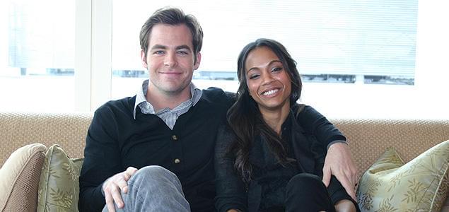 ソファーでくつろぐクリス・パイン＆ゾーイ・サルダナ。2人とも初来日。