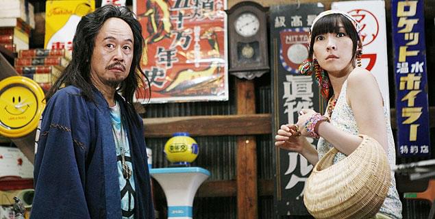 おかしな骨董屋店主・電球との出会いで、ハナメの人生が変わっていく