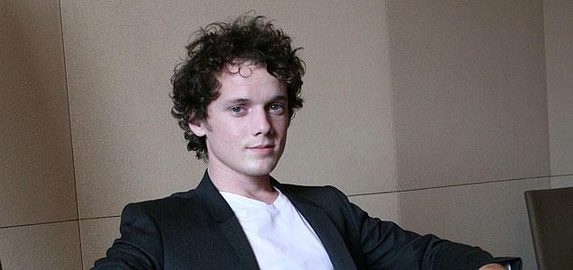 「スター・トレック」のコミカルなキャラクターとは一転、今回はスカイネットと戦う少年兵に扮する