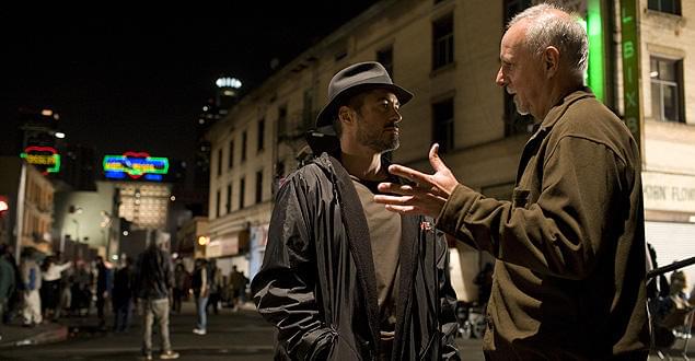 ロサンゼルスのスキッド・ロウで撮影中のロバート・ダウニー・Jr.とスティーブ・ロペス氏。実際の年齢差は12歳