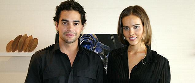 サムの友人レオ役・ラモン（左）と、謎の美女アリス役・イザベル