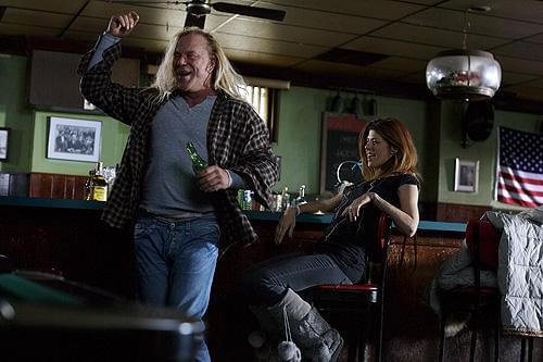 80年代のロックを聴いてはしゃぐ ランディとキャシディ(マリサ・トメイ)