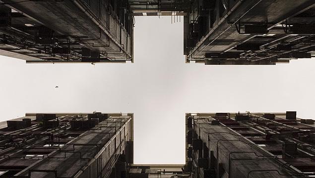 ノワール風の出だしから、中盤以降、一気に宗教色を強め、驚愕のラストへとなだれ込む