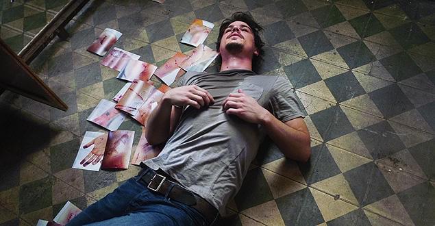 香港のアパートで自らの内側にある悪魔と向き合うクライン（ジョシュ・ハートネット）