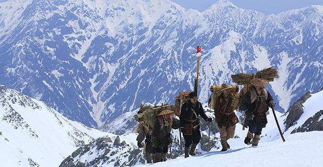 2カットのために9時間も登山した本作の撮影隊と、“ただ地図を作るため”に登山した明治の測量隊がシンクロする