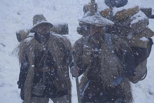 陸軍参謀本部の測量手・柴崎（浅野）と 地元大山村の案内人・宇治長治郎（香川）