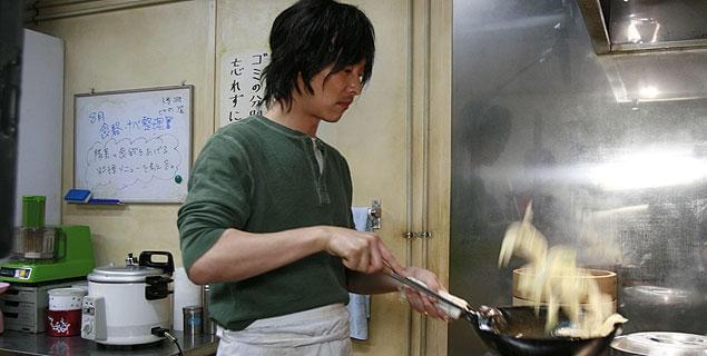 練習の甲斐あってか見事な手さばきを披露している