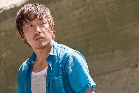 新潟の町をよく出歩いたと話すハ・ジョンウは 「チェイサー」とは一転、大らかな青年に扮した