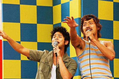 ノリノリで「アジアの純真」を熱唱!