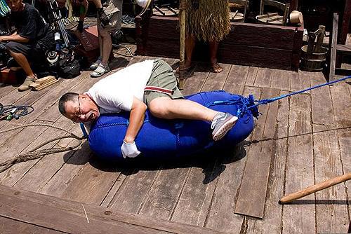 後からCG処理される エアー鮫と格闘する崔監督