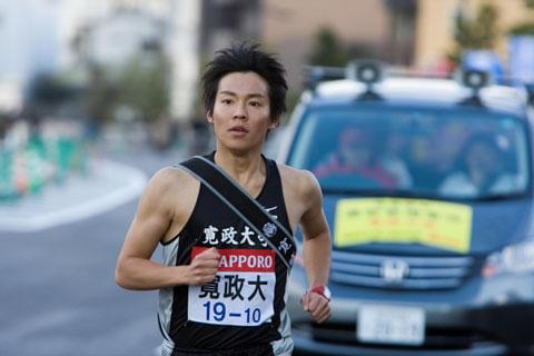 沿道のファンに扮したエキストラに感謝しきり