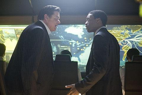 自分の役目と倫理感の間で揺れるエイドリアン