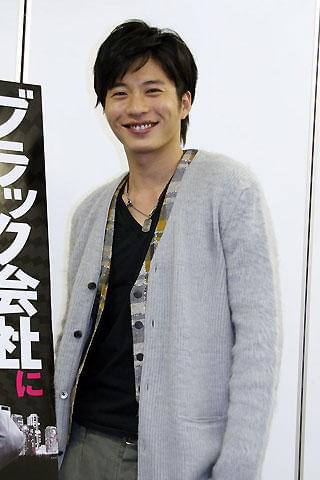 くせ者・木村に扮した田中 本人は気さくな好青年