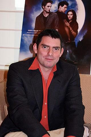 「プレッシャーはなかった」と 笑顔で話すクリス・ワイツ監督