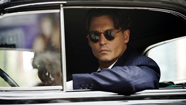 デップ扮する伝説の男ジョン・デリンジャー。マン監督の代表作「ヒート」の銀行強盗ニール(デ・ニーロ)を思い起こさせる