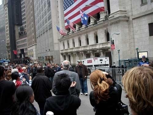 撮影中のムーア監督は人々の注目の的