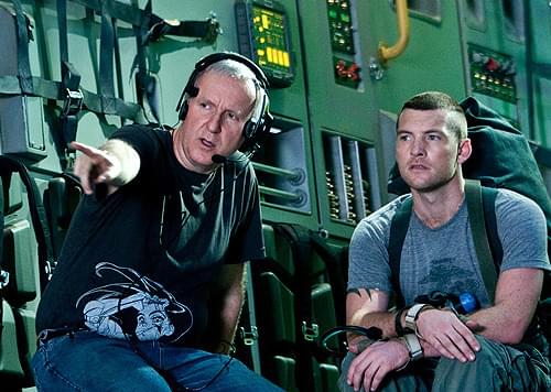 撮影中のキャメロン監督とサム