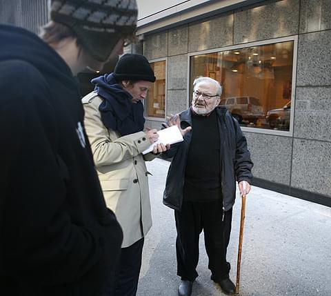 原作者センダック（右）に話を聞くジョーンズ監督