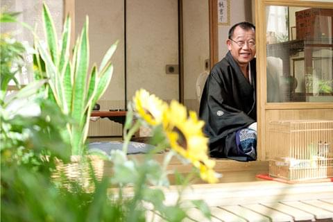 どこか憎めない笑顔