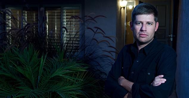 本作の撮影場所でもあるペリ監督の自宅前にて。ゲームソフト製作の経験が映画作りでも役立ったという