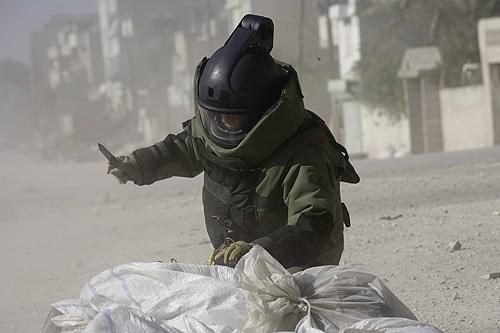 極限の恐怖にさらされる爆弾処理班の 緊張の日々が描かれる