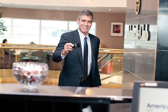 イタリアとアメリカの往復で クルーニー自身のマイレージはかなりのものに？