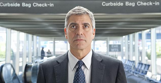 ライアンは、リストラ請負人として全米中を飛び回り、マイルを貯めていくが、やがて自らの人生を省みるようになる