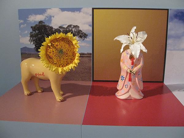 北野映画でお馴染みの絵画やオブジェも