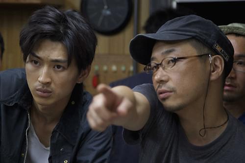 撮影中の大森監督(右)