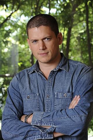 素顔も理知的でクール