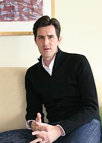 監督デビュー作にして大役を任された