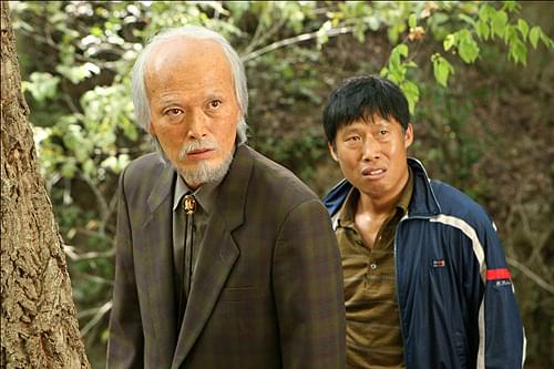 圧倒的な存在感で村を支配する チョン・ヨンドク村長(チョン・ジェヨン)