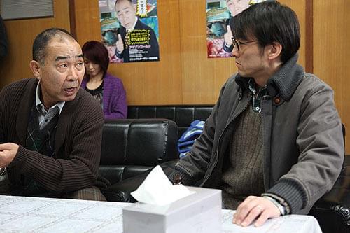 弱気な熱帯魚店主・社本（右）は、やがて 共犯者として連続殺人に巻き込まれていく