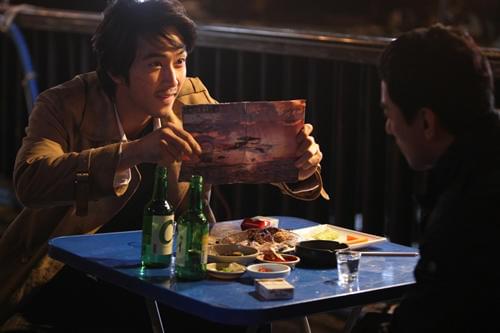 オリジナル版でチョウ・ユンファが演じた役に 今回扮したのはソン・スンホン