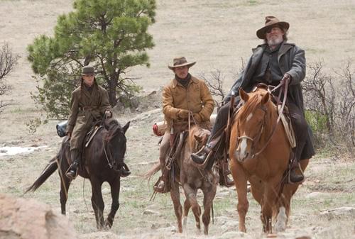 2人のガンマンとともに少女が父親の仇敵を追い詰めていく