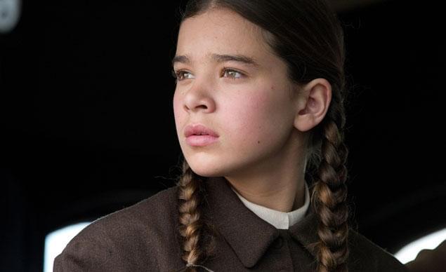 これが映画初出演!? 凛としたたたずまいで大人顔負けの存在感を放つ