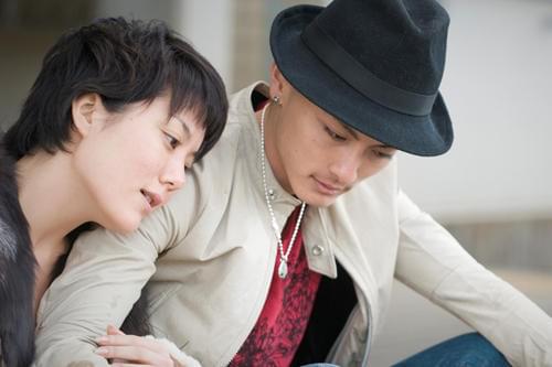 破滅的ながらも純粋な愛を貫く真知子（鈴木）とカズ（高良）