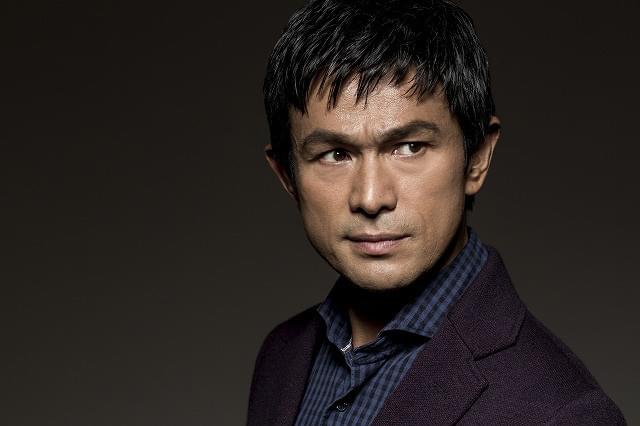 スタイリスト／島津由行 ヘアメイク／勇見勝彦（THYMON Inc.）