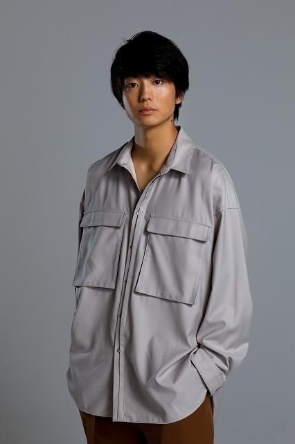 ヘアメイク：島徹郎(juice)、スタイリスト:釘宮一彰(juice)／パンツ(CULLNI：2万8000円)、その他はスタイリスト私物