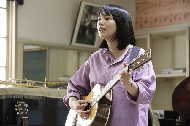 「新宿の女」を弾き語りで披露！