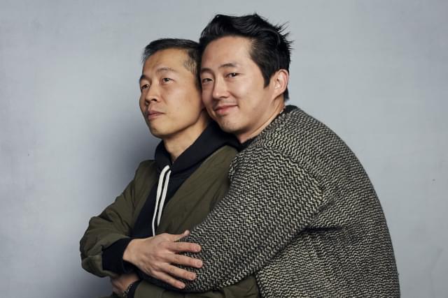 リー・アイザック・チョン監督（左）と主演のスティーブン・ユァン