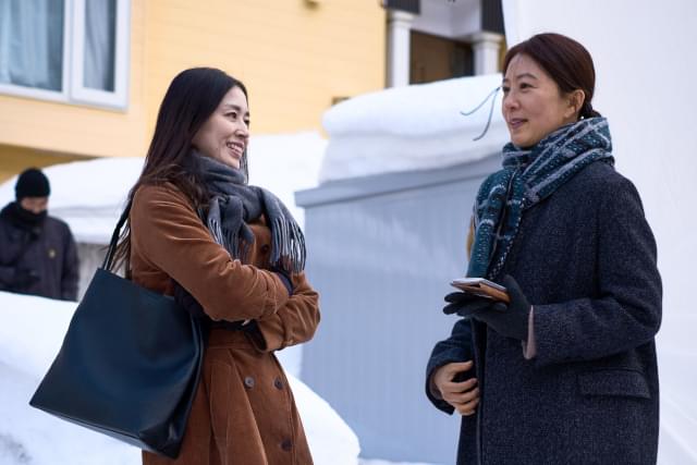 撮影中に笑顔を見せる中村優子とキム・ヒエ